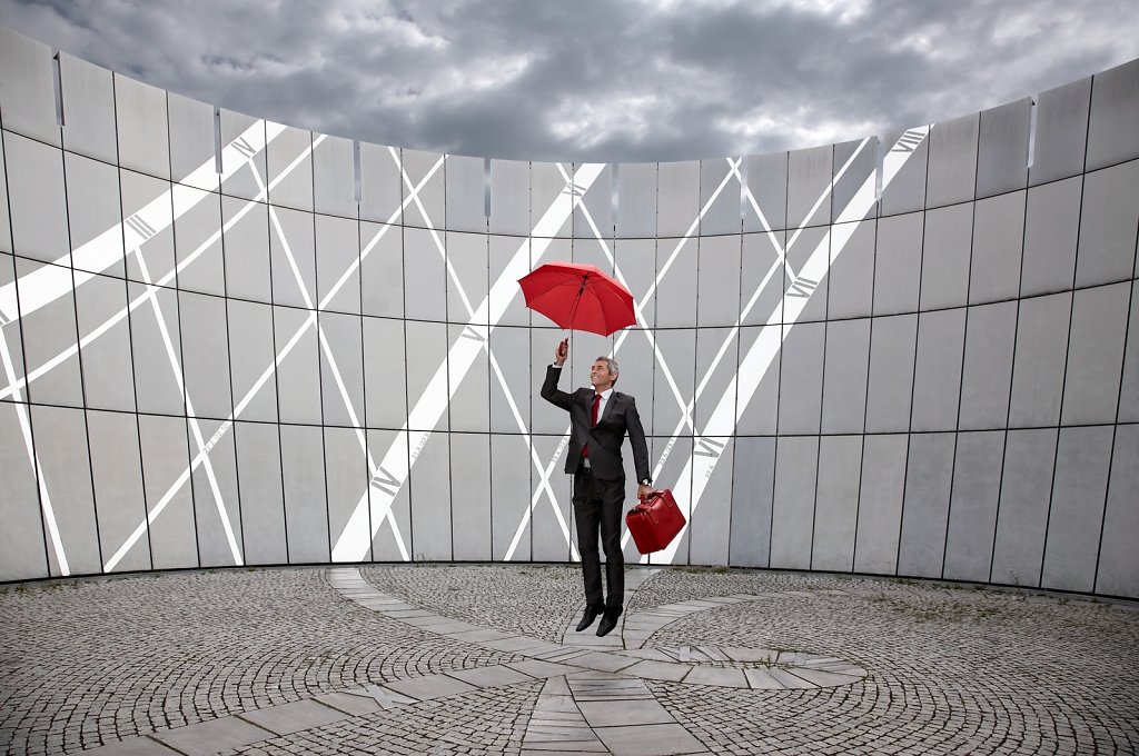 Mann mit Regenschirm